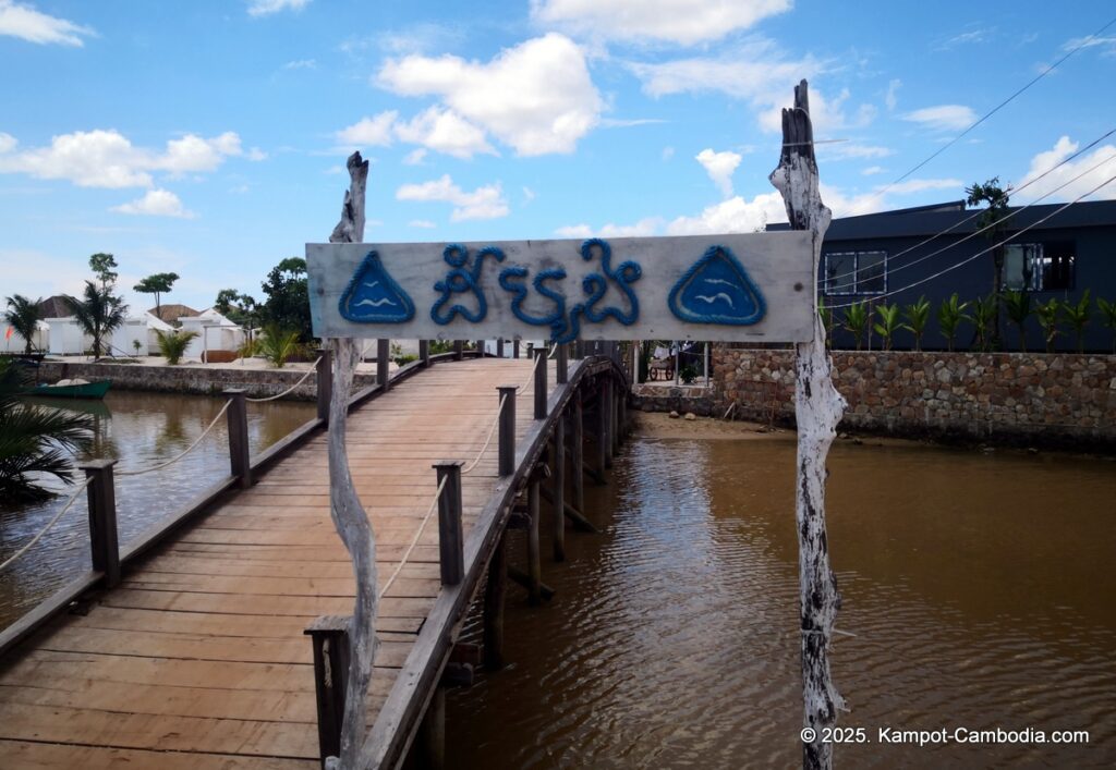 Damboung bungalows fish island kampot cambodia