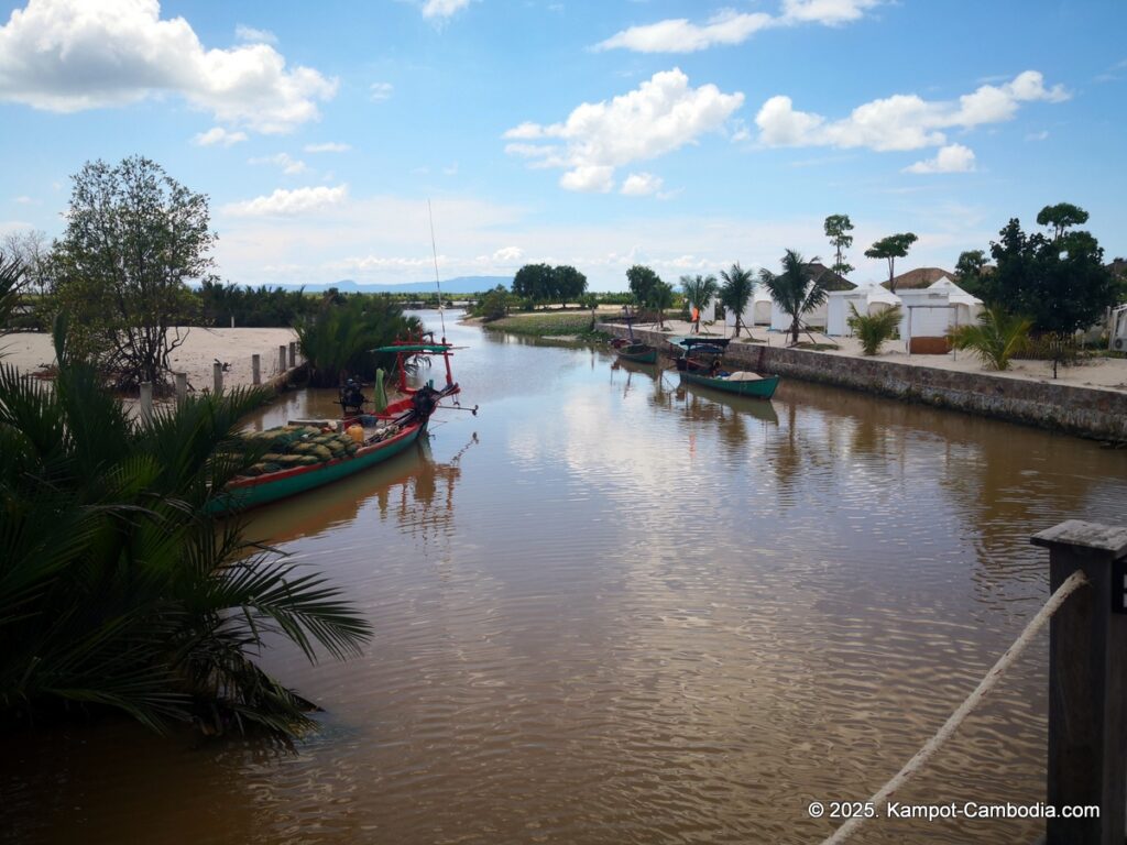 Damboung bungalows fish island kampot cambodia