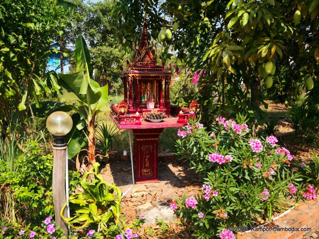 Kampheak Roath Treuy Koh Bungalows in kampot cambodia fish island