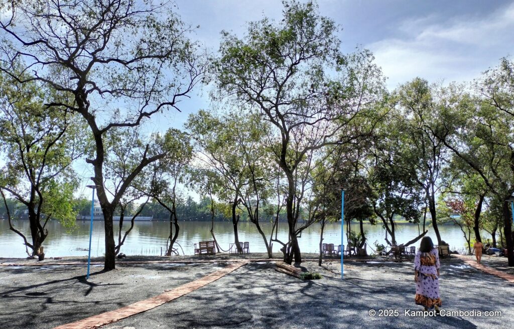 anuksavary dorng prek kampot bungalows in cambodia