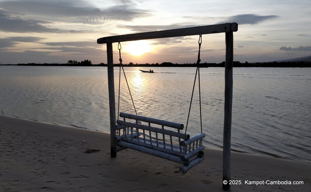 Damboung bungalows fish island kampot cambodia