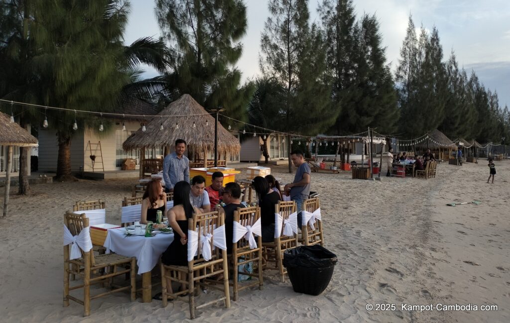 Damboung bungalows fish island kampot cambodia