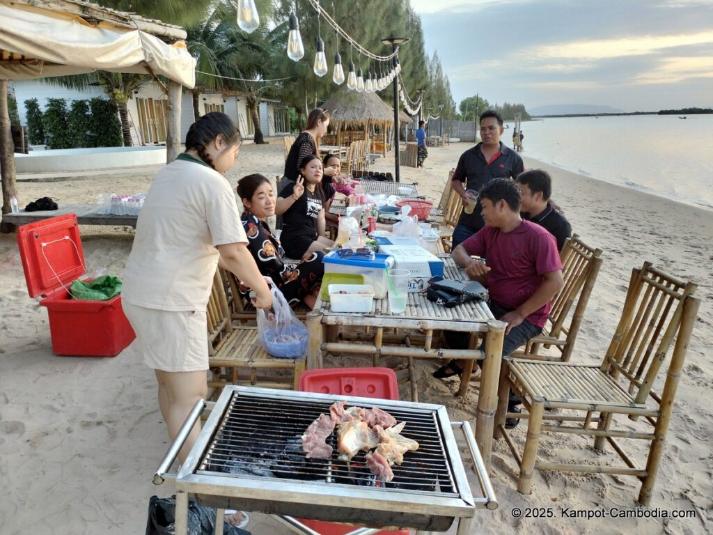 Damboung bungalows fish island kampot cambodia