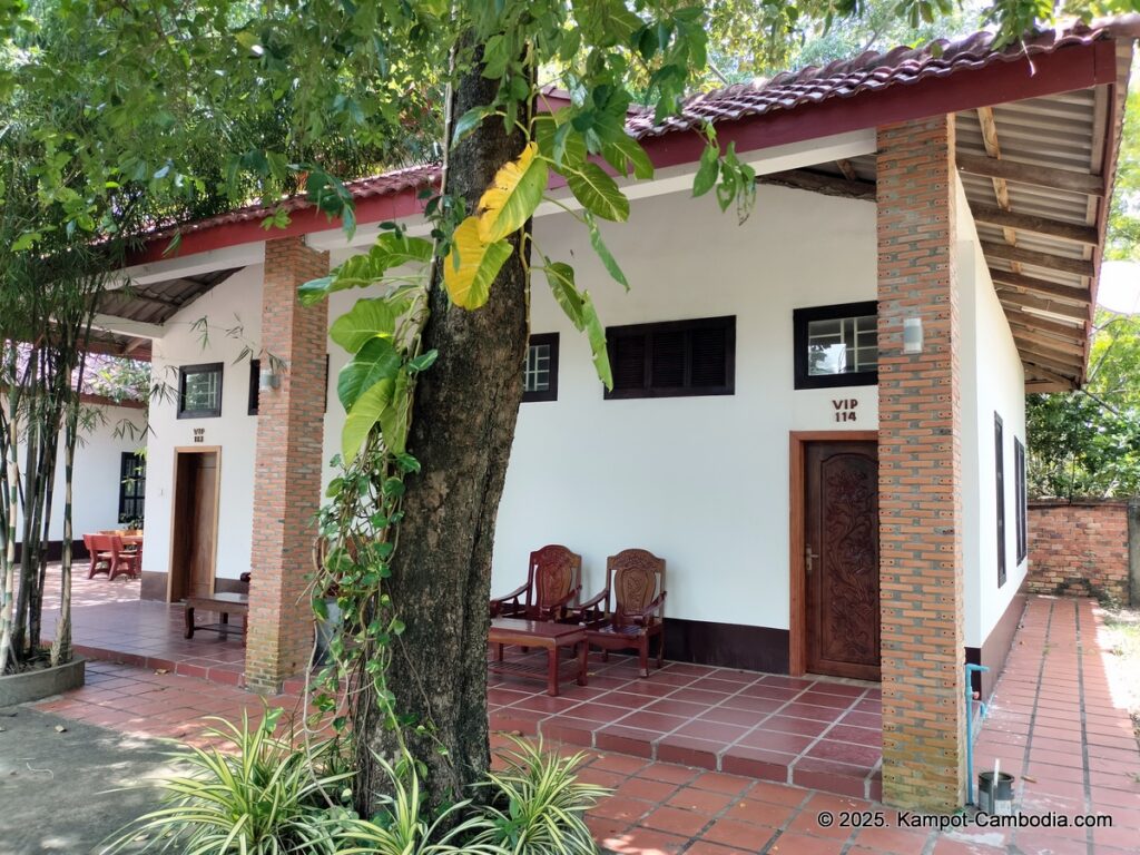 kampheak roath treuy koh bungalows on fish island in kampot cambodia