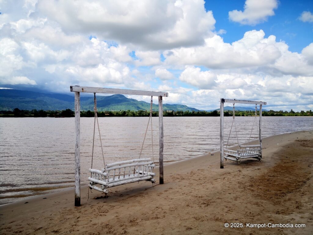 Damboung bungalows fish island kampot cambodia