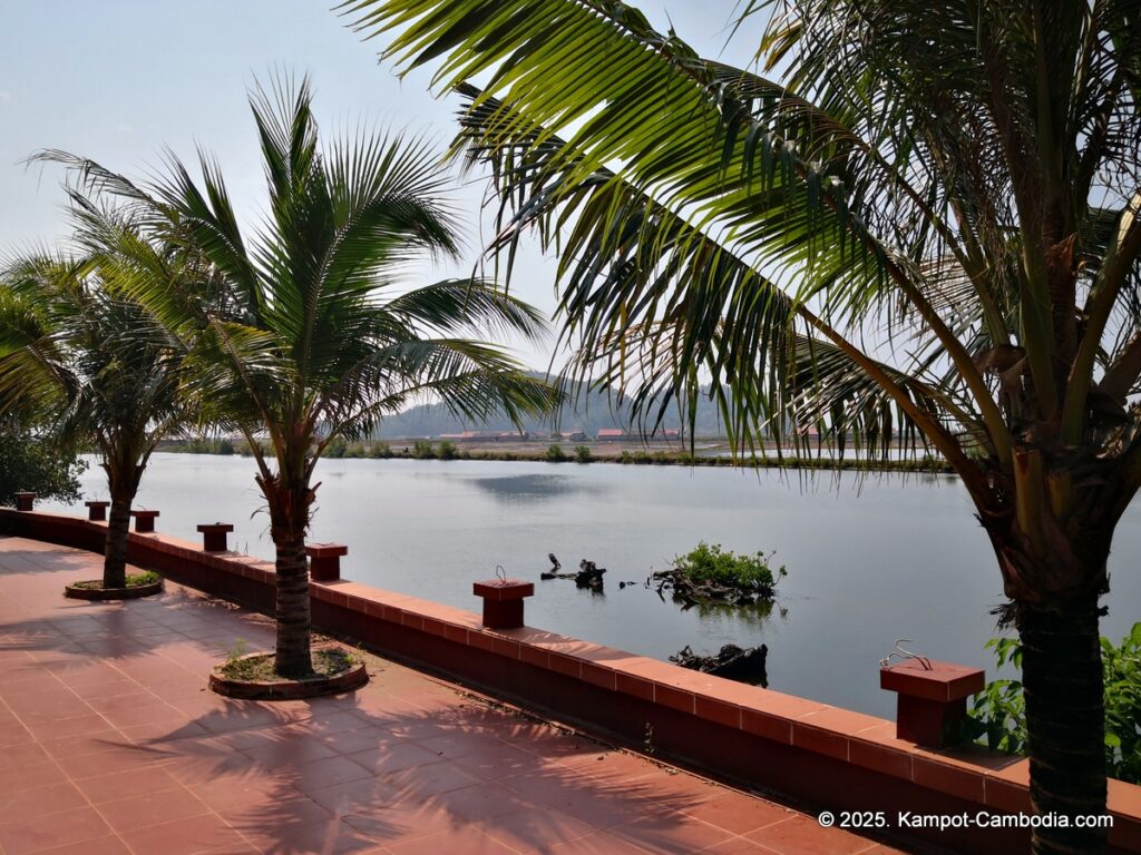 Kampheak Roath Treuy Koh Bungalows in kampot cambodia fish island