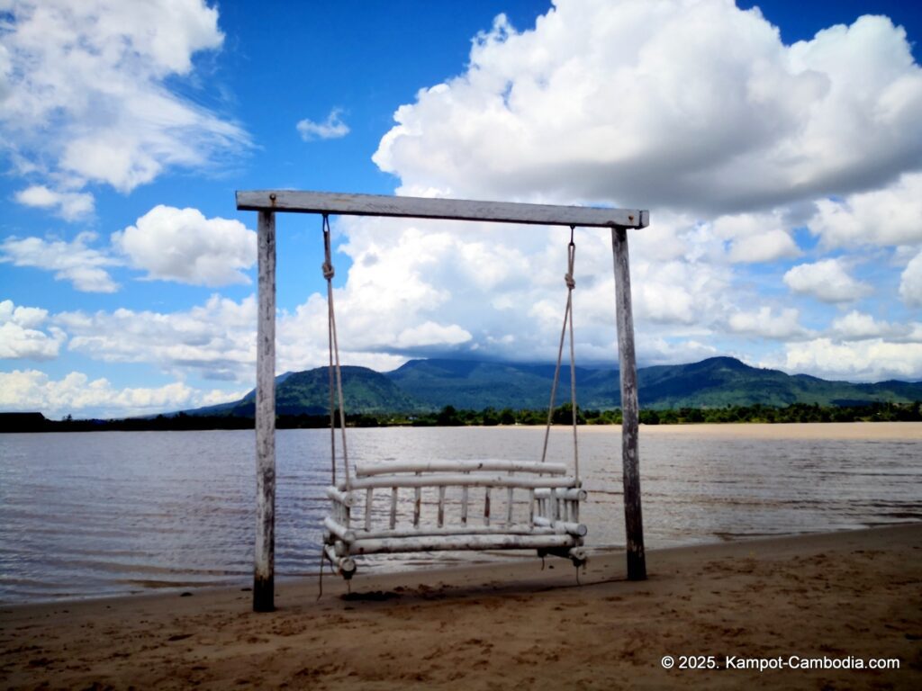 Damboung bungalows fish island kampot cambodia