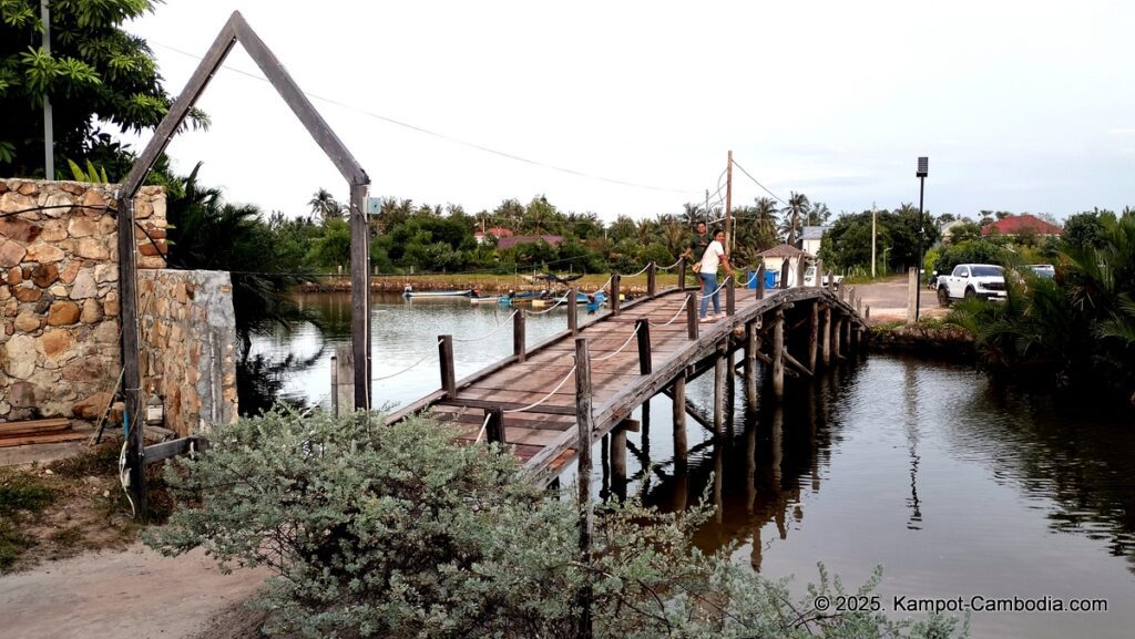 Damboung bungalows fish island kampot cambodia