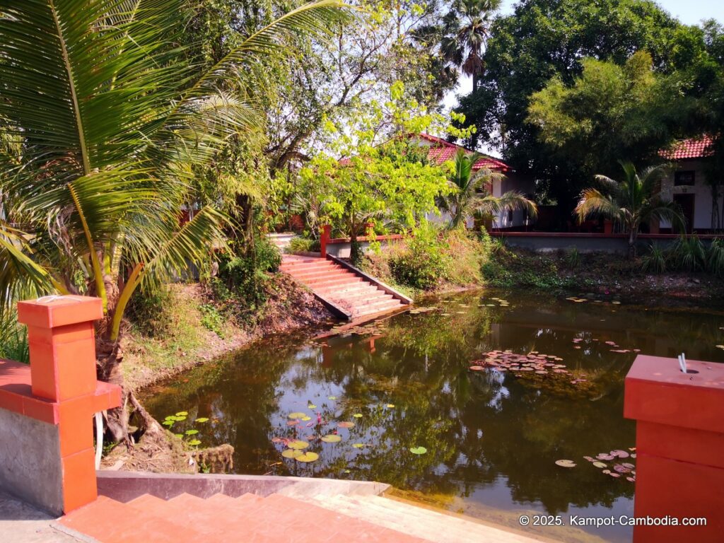 Kampheak Roath Treuy Koh Bungalows in kampot cambodia fish island