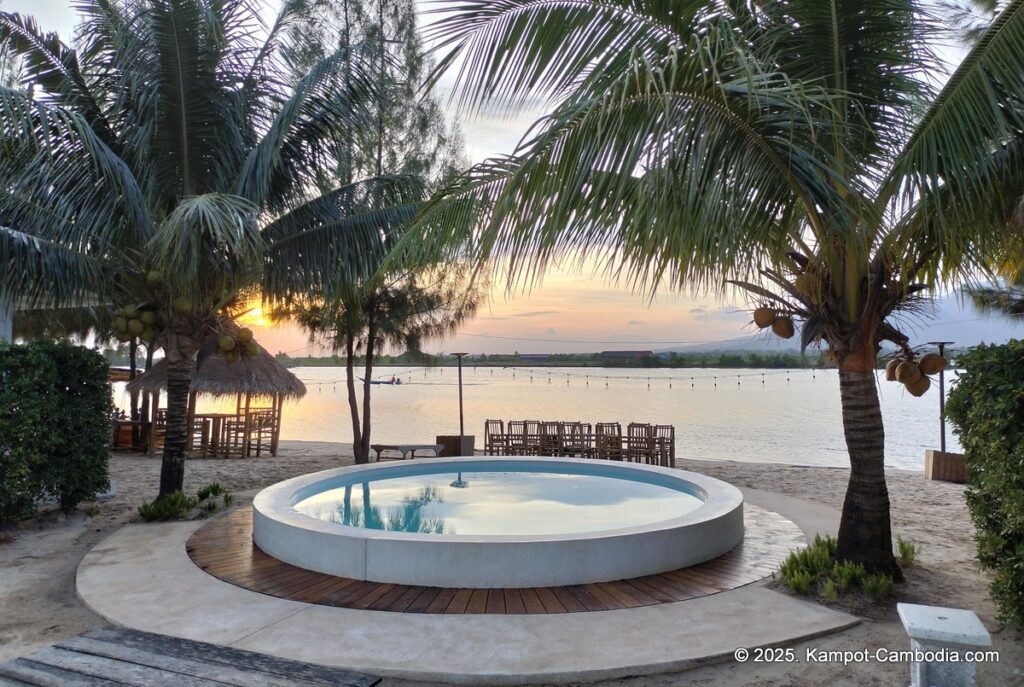 Damboung bungalows fish island kampot cambodia