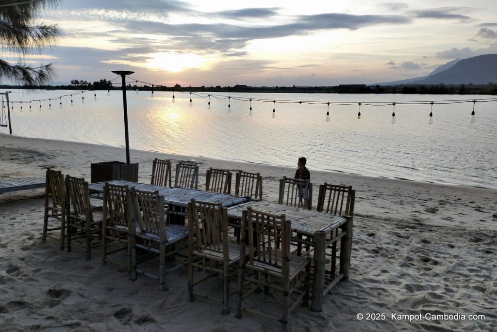 Damboung bungalows fish island kampot cambodia