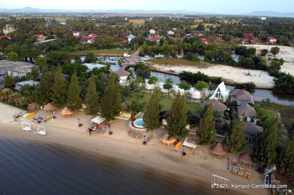 Damboung bungalows fish island kampot cambodia