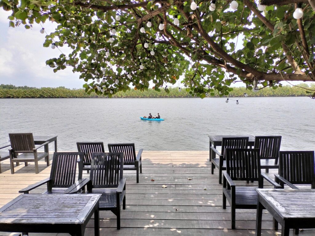 bamboo bungalows in kampot cambodia