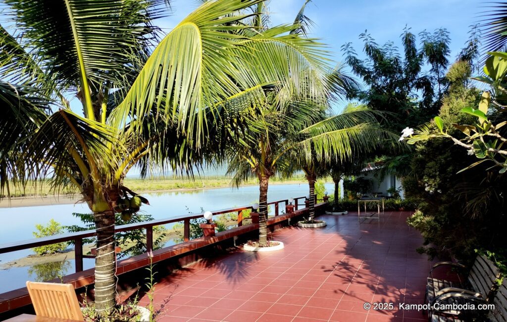 Kampheak Roath Treuy Koh Bungalows in kampot cambodia fish island