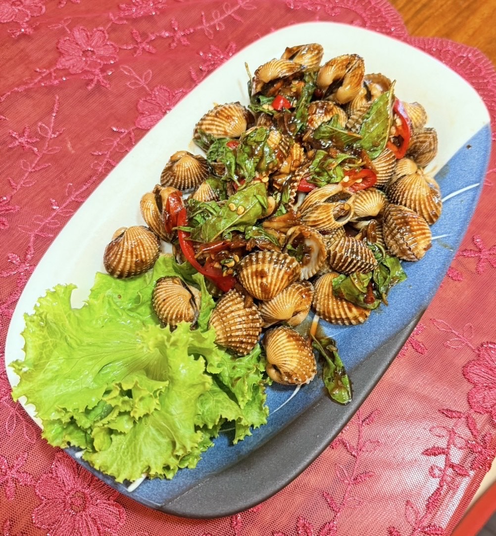 Stir fried blood clams with tamarind sauce.