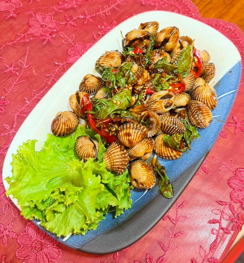Stir fried blood clams with tamarind sauce.