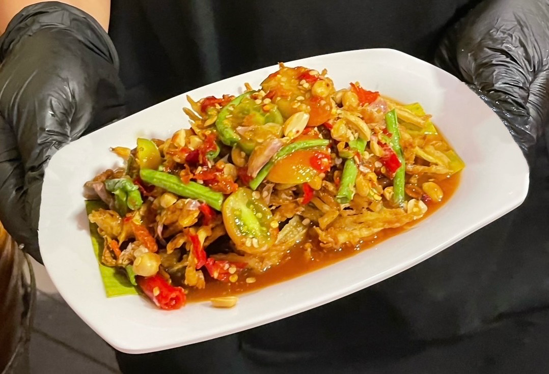 Fried papaya salad. (Somtum thod)