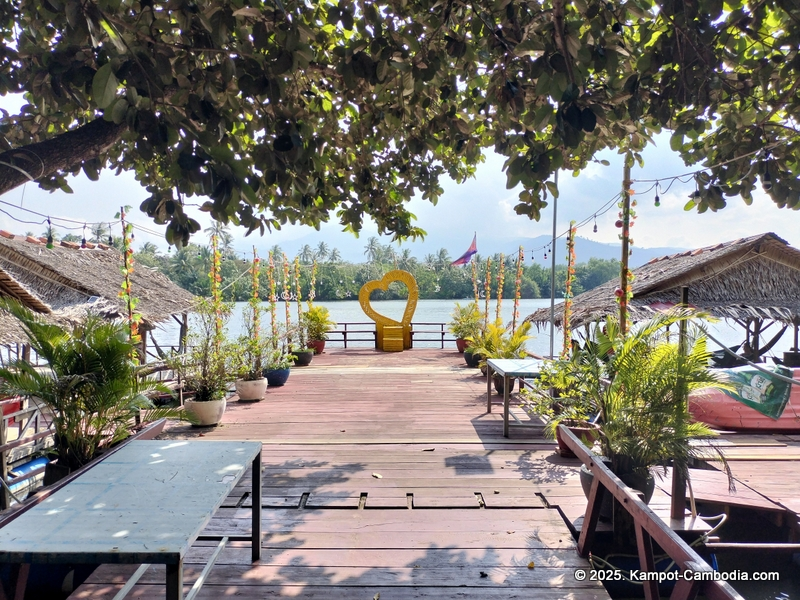 Srey Pov Mlop Dong River bungalows and kayaking in Kampot, Cambodia