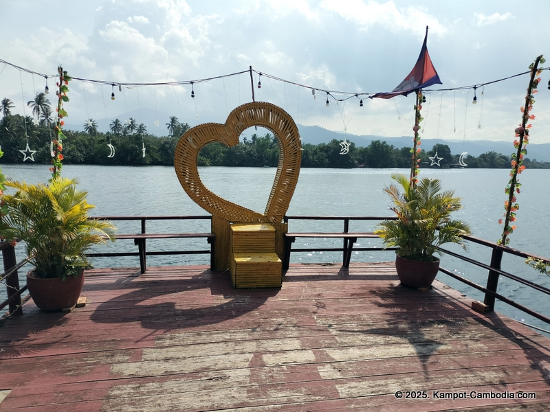 Srey Pov Mlop Dong River bungalows and kayaking in Kampot, Cambodia