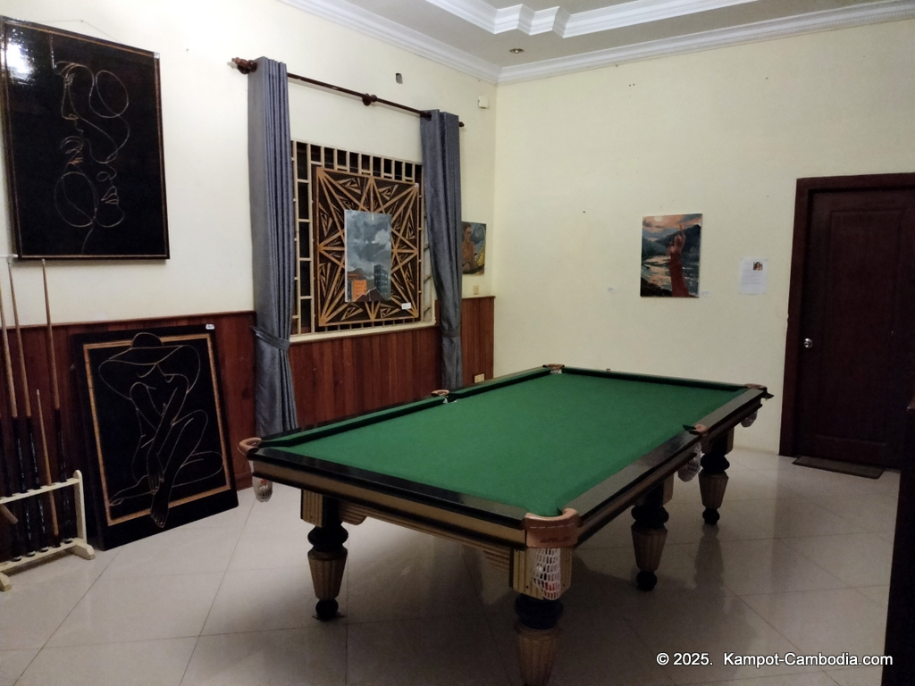 tiki garden in kampot cambodia. french restaurant and music bar.