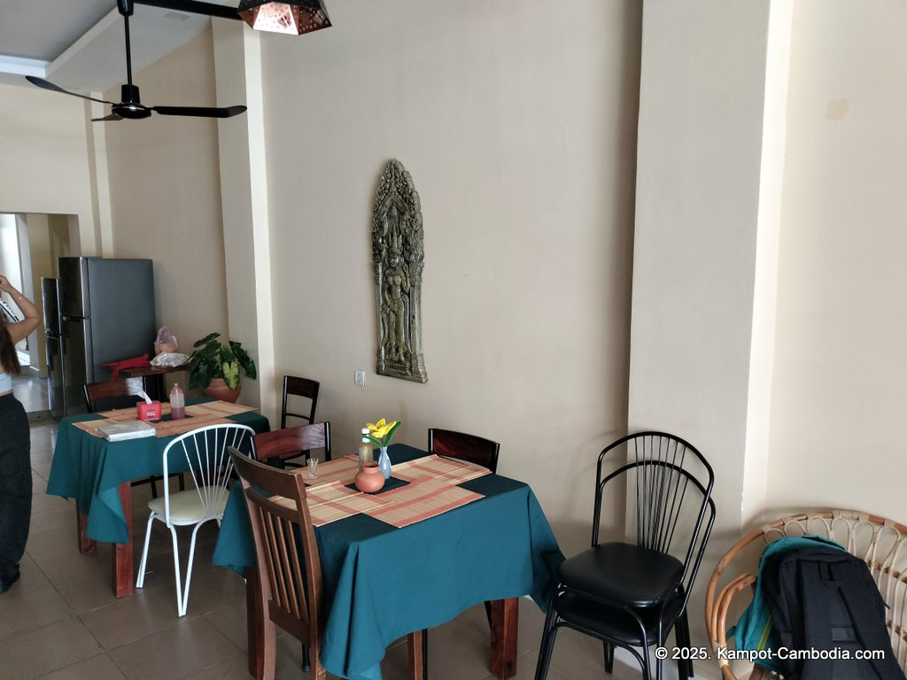 smashed burger in kampot, cambodia and Banana Leaf restaurant khmer food.