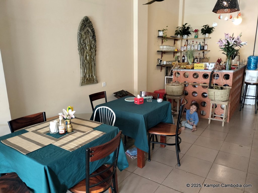 smashed burger in kampot, cambodia and Banana Leaf restaurant khmer food.