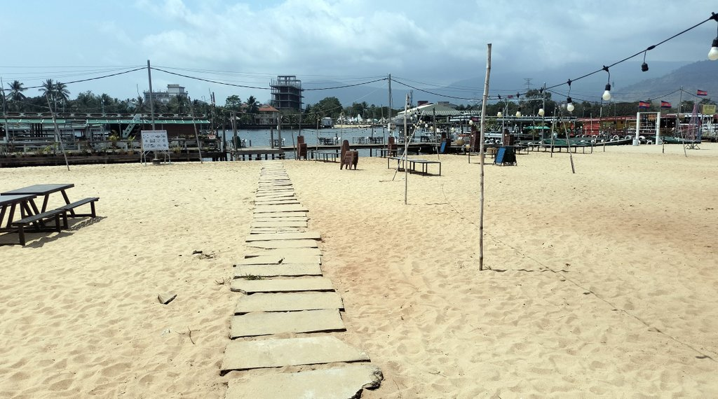 anuksavary dorng prek kampot bungalows in cambodia