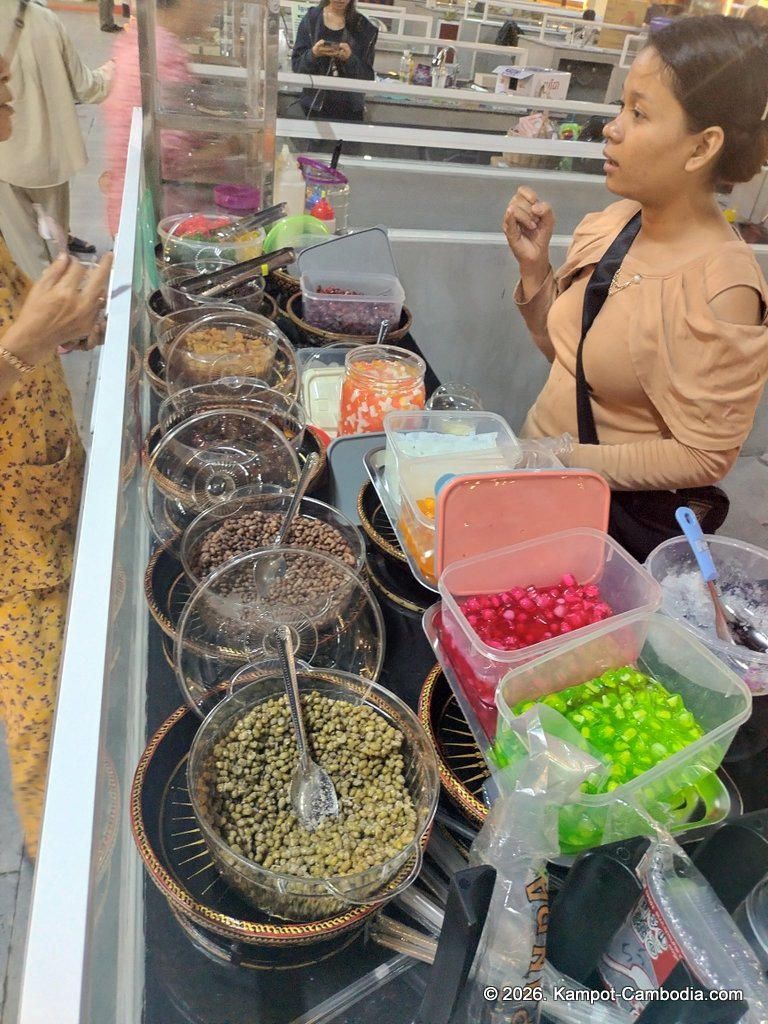 Kampot Street Food. 40 khmer restaurant in downtown Kampot, Cambodia.